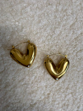 V Earrings Gold
